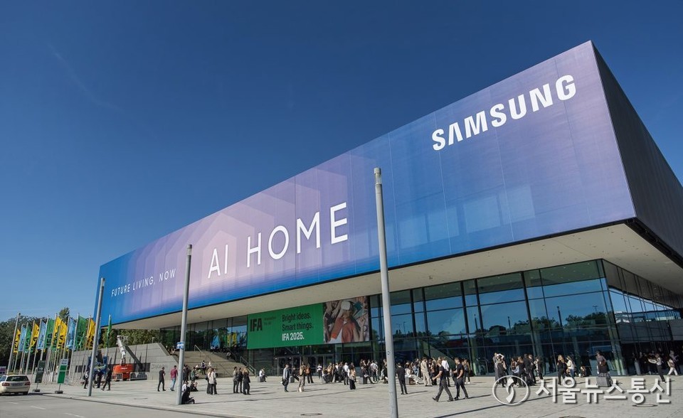삼성전자가 오는 5일부터 9일까지(현지시간) 독일 베를린 ‘메세 베를린(Messe Berlin)’에서 열리는 유럽 최대 가전전시회 ‘IFA 2025’에 앞서 삼성전자 전시관이 마련된 ‘시티큐브 베를린(City Cube Berlin)’ 건물 외관에 ‘삼성 AI 홈’을 강조하는 옥외 광고를 진행했다고 4일 밝혔다. 사진은 시티큐브 베를린 건물 외관에 걸린 '삼성 AI 홈' 옥외광고. (사진=삼성전자 제공) 2025.09.04, snakorea.rc@gmail.com , *재판매 및 DB 금지