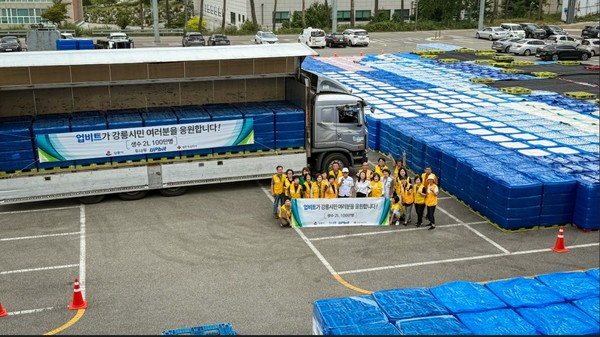 두나무가 기부한 생수 100만 병 (2025.09.01) / 사진 = 대한적십자사 제공