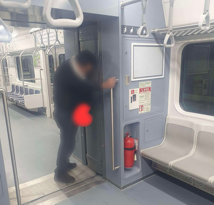 소변 테러하는 만취 남성 / 사진 = 보배드림 갈무리