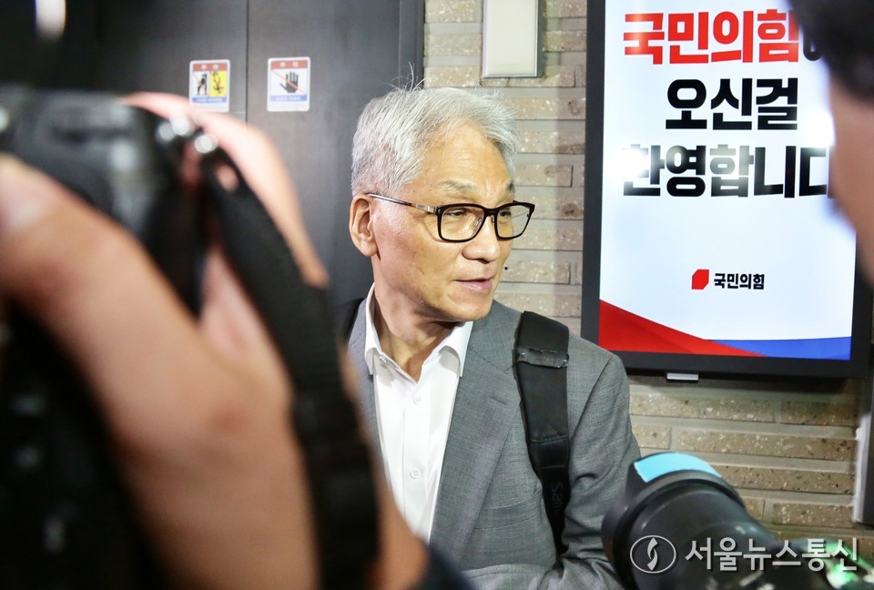 여상원 국민의힘 윤리위원장이 11일 오전 서울 여의도 국민의힘 중앙당사에서 지난 대구-경북 합동연설회에서 소란을 일으킨 전한길 씨의 징계 절차를 위한 회의에 참석하고 있다. (2025.08.11) / 사진 = 서울뉴스통신 이민희 기자