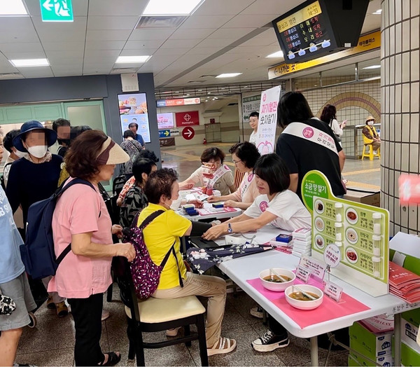 분당구 보건소 직원들이 야탑역 지하에서 시민들을 대상으로 혈압 등을 측정하고 있다. 자료사진