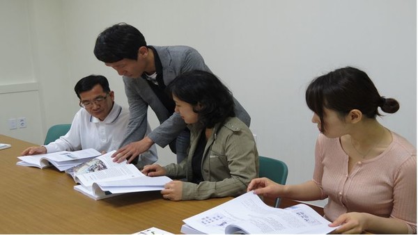 성남시 문화원이 성남시 50년사 편찬을 앞두고 시민감수 공모를 시작한다. 사진은 성남시 40년사 편찬 당시 감수 장면. 사진/성남문화원)