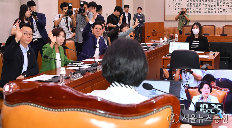 2일 서울 여의도 국회에서 열린 법제사법위원회 전체회의에서 국민의힘 나경원 의원 등이 추미애 위원장에게 의사진행발언을 요청하고 있다. (2025.09.02) / 사진 = 신현성 기자