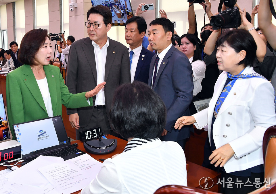 2일 서울 여의도 국회에서 열린 법제사법위원회 전체회의에서 나경원 국민의힘 의원 등이 추미애 위원장에게 의사 진행 방식에 대해 항의하고 있다. (2025.09.02) / 사진 = 신현성 기자