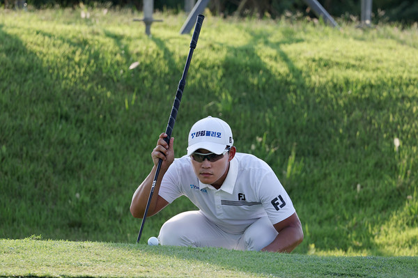 정태양 7번홀 그린 퍼팅 라인을 살피는 (사진제공 KPGA) 2025.09.05, snakorea.rc@gmail.com , *재판매 및 DB 금지