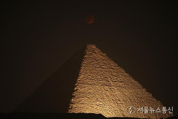 7일 이집트 기자의 카프레 피라미드 상공에서 촬영된 개기월식이 이중 노출 사진에 담겼다. 사진=신화/서울뉴스통신. 2025.09.08, snakorea.rc@gmail.com , *재판매 및 DB 금지