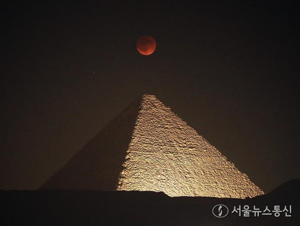 7일 이집트 기자의 카프레 피라미드 상공에서 촬영된 개기월식이 이중 노출 사진에 담겼다. 사진=신화/서울뉴스통신. 2025.09.08, snakorea.rc@gmail.com , *재판매 및 DB 금지