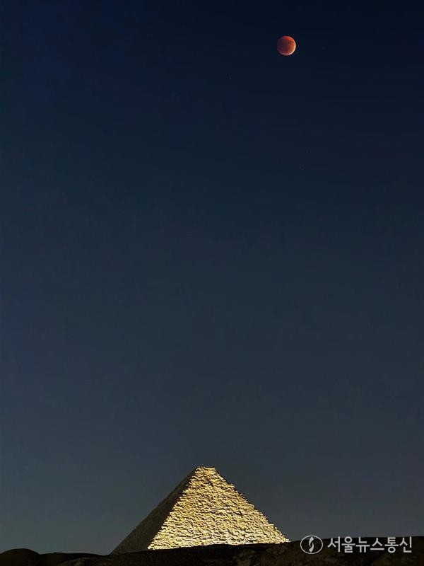 7일 이집트 기자의 카프레 피라미드 상공에서 촬영된 개기월식이 이중 노출 사진에 담겼다. 사진=신화/서울뉴스통신. 2025.09.08, snakorea.rc@gmail.com , *재판매 및 DB 금지