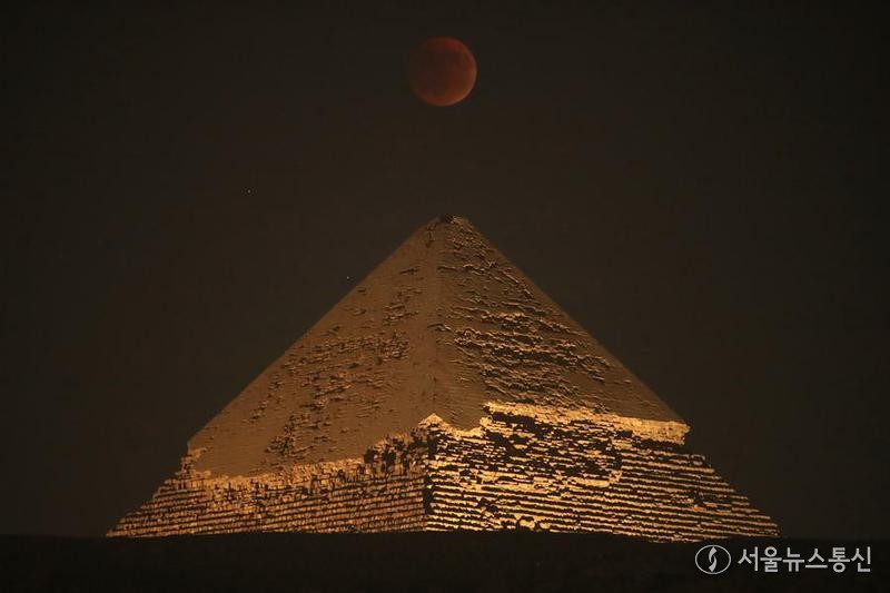 7일(현지시간) 이집트 기자의 카프레 피라미드 상공에서 촬영된 개기월식이 이중 노출 사진에 담겼다. 사진=신화/서울뉴스통신. 2025.09.08, snakorea.rc@gmail.com , *재판매 및 DB 금지