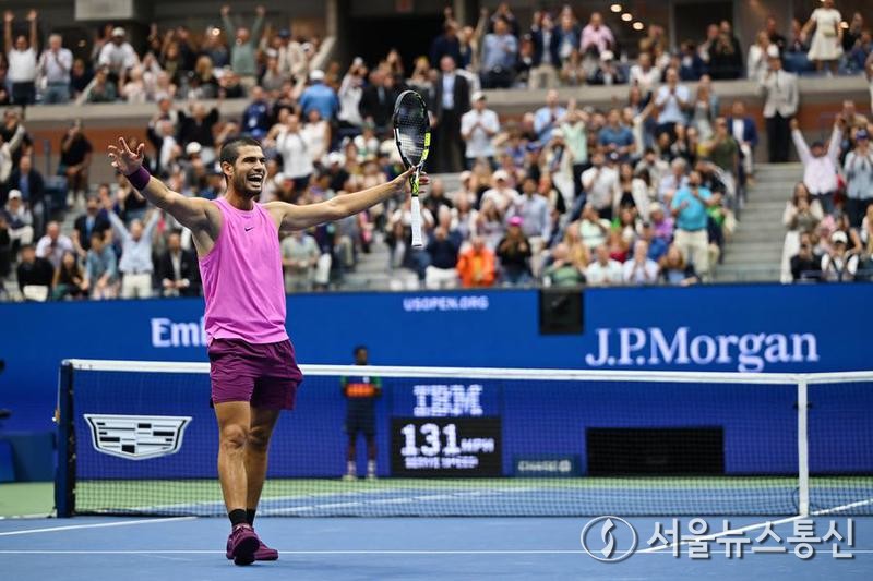 카를로스 알카라즈(스페인)가 2025 US오픈 남자 단식 결승에서 얀니크 시너(이탈리아)를 꺾고 생애 두 번째 US오픈 우승을 차지했다. 알카라즈는 결승에서 안정적인 서브와 강력한 포핸드로 시너를 압도하며 경기 내내 주도권을 잡았다. 이번 우승으로 그는 그랜드슬램 단식 타이틀 3회를 기록하게 됐다. 사진은 이날 미국 뉴욕에서 열린 US오픈 남자 단식 결승에서 스페인의 카를로스 알카라즈가 이탈리아의 얀니크 시너를 꺾고 승리한 후 환호하고 있는 모습. 2025.9.8/사진=신화/서울뉴스통신/,. snakorea.rc@gmail.com , *재판매 및 DB 금지