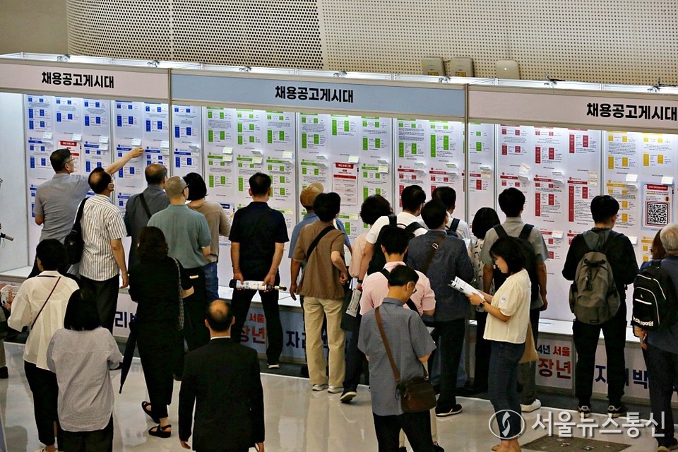 제조업의 부진이 이어지면서 고용보험 가입자 수 증가세에도 불구하고 제조업과 건설업은 감소세가 계속되고 있는 것으로 나타났다. 사진은 서울 중구 동대문디자인플라자에서 열린 2024년 서울 중장년 일자리 박람회를 찾은 구직자들이 구직정보를 살펴보고 있다. (2024.07.22) / 사진 = 서울뉴스통신 이성현 기자