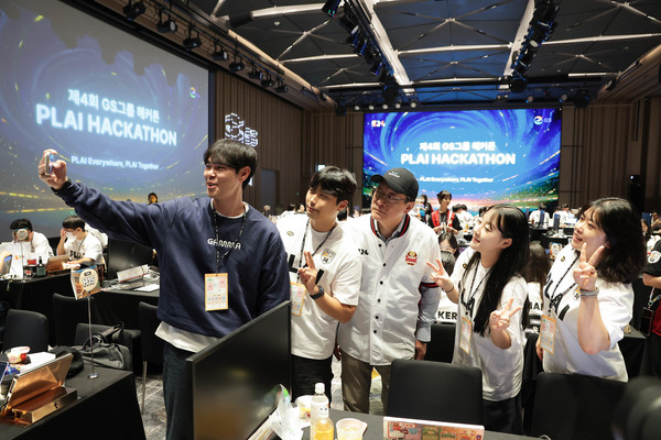 허태수 GS그룹 회장이 8일 웨스틴 서울 파르나스에서 열린 '제 4회 GS그룹 해커톤에서 참가직원들과 사진을 찍고있다. (사진제공 GS그룹) 2025.09.08, snakorea.rc@gmail.com , *재판매 및 DB 금지