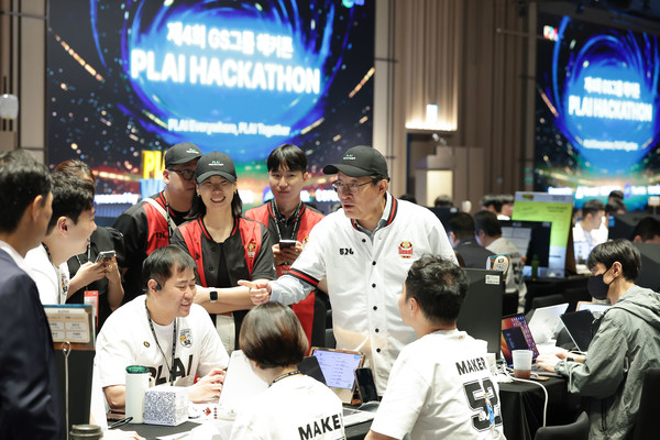 허태수 GS그룹 회장이 8일 웨스틴 서울 파르나스에서 열린 '제 4회 GS그룹 해커톤에서 참가직원들을 격려하고 있다. (사진제공 GS그룹) 2025.09.08, snakorea.rc@gmail.com , *재판매 및 DB 금지