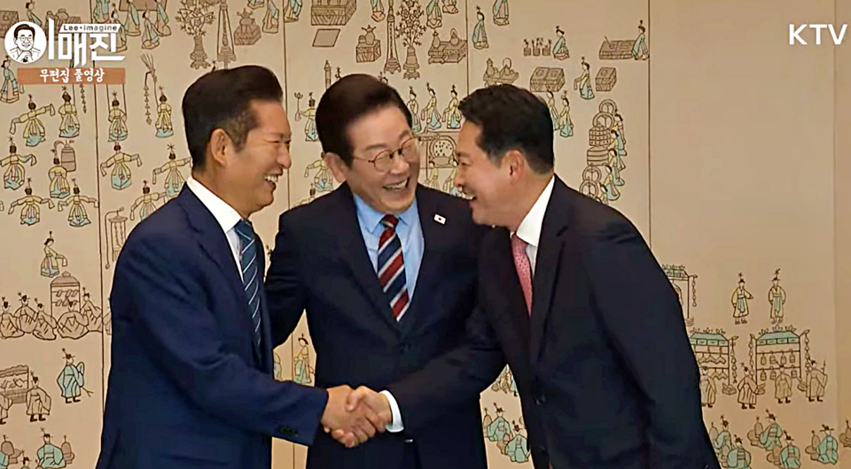 이재명 대통령이 8일 서울 용산 대통령실 청사에서 열린 여야 지도부 오찬 회동에서 인사를 나누고 있다. (2025.09.08) / 사진 = ktv 유튜브 캡처