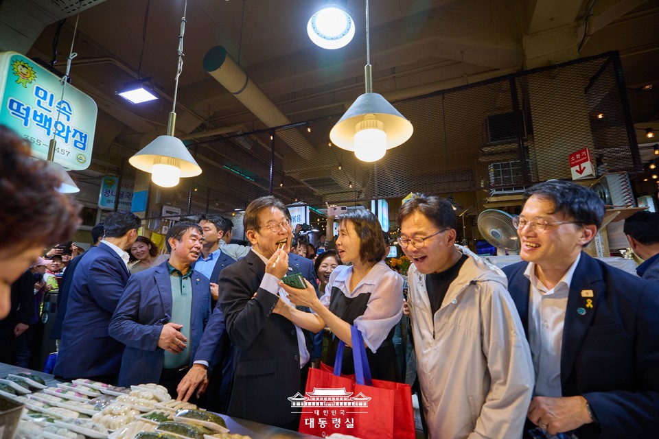 이재명 대통령과 김혜경 여사가 17일 서울 은평구 연서시장을 방문해 민생회복 소비쿠폰 효과 민심 청취를 하며 생활용품과 찬거리를 온누리상품권으로 구매했다. (2025.08.17) / 사진 = 대통령실 제공