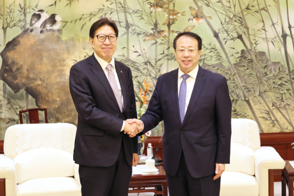 박형준 시장은 상하이 시청을 방문해 궁정 시장과 면담하고 ‘부산-상하이 자매도시 관계강화 공동선언문’에 서명했다.