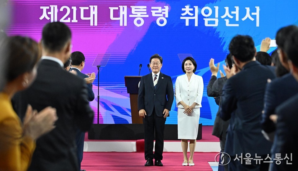 이재명 대통령이 취임 선서를 하기 위해 4일 오전 김혜경 여사와 함께 서울 여의도 국회에 도착해 의원 및 내외빈들의 축하를 받고 있다. (2025.06.04) / 사진 = 서울뉴스통신 신현성 기자