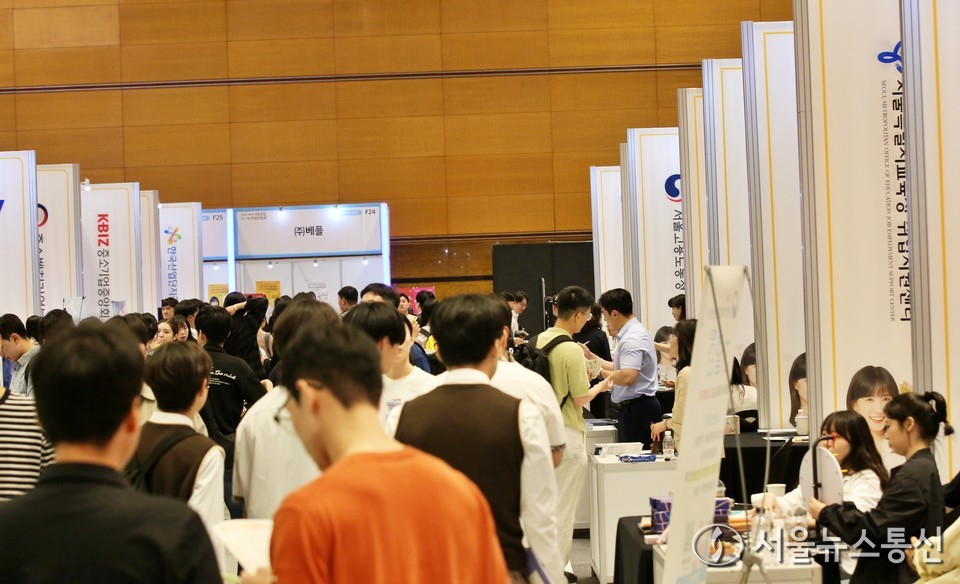 26일 서울 강남구 코엑스에서 열린 2025 제1차 KB굿잡 우수기업 취업박람회에서 구직자가 부스를 둘러보고 있다. (2025.05.26) / 사진 = 서울뉴스통신 이성현 기자