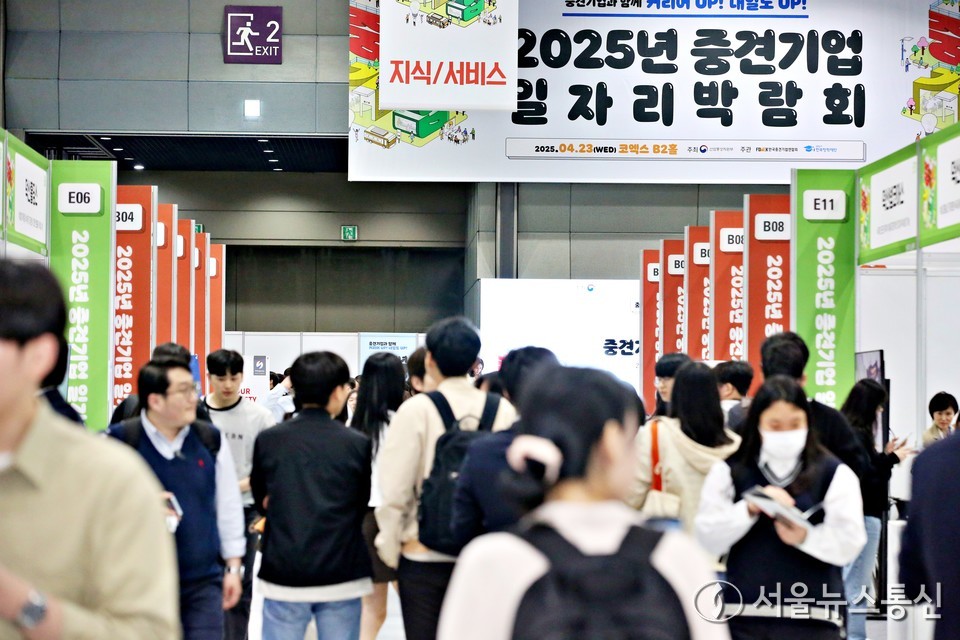 23일 서울 강남구 코엑스에서 열린 2025년 중견기업 일자리 박람회를 찾은 구직자들이 채용정보를 얻고 있다. (2025.04.23) / 사진 = 서울뉴스통신 이성현 기자