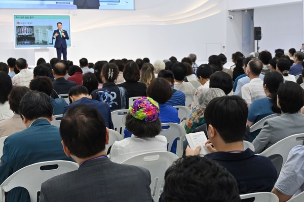 지난 6일 신천지 영등포교회에서 ‘계시 성취 실상 증거’라는 주제로 신천지 말씀대성회가 열린 가운데 최중일 지파장이 강의를 하고 있다. 사진제공 신천지영등포교회 2025.09.10, snakorea.rc@gmail.com , *재판매 및 DB 금지