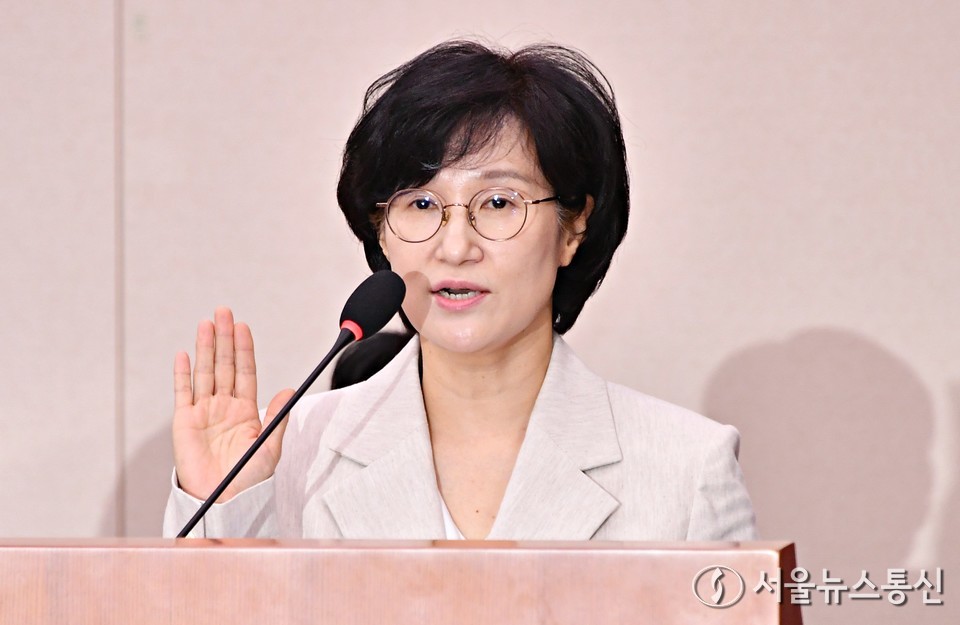 원민경 여성가족부장관 후보자가 3일 오전 서울 여의도 국회 여성가족위원회에서 열린 인사청문회에서 선서하고 있다. (사진=신현성 기자) 2025.09.03, snakorea.rc@gmail.com , *재판매 및 DB 금지