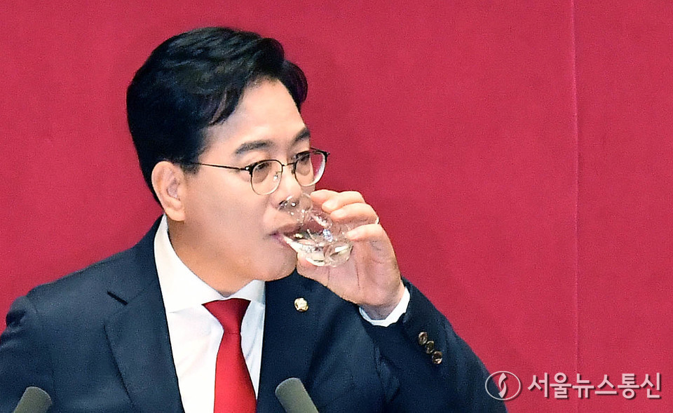 송언석 국민의힘 원내대표가 10일 오전 서울 여의도 국회에서 열린 제429회국회(정기회) 제3차 본회의에서 교섭단체 대표연설 도중 물을 마시고 있다. (사진=이민희 기자) 2025.09.10, snakorea.rc@gmail.com , *재판매 및 DB 금지