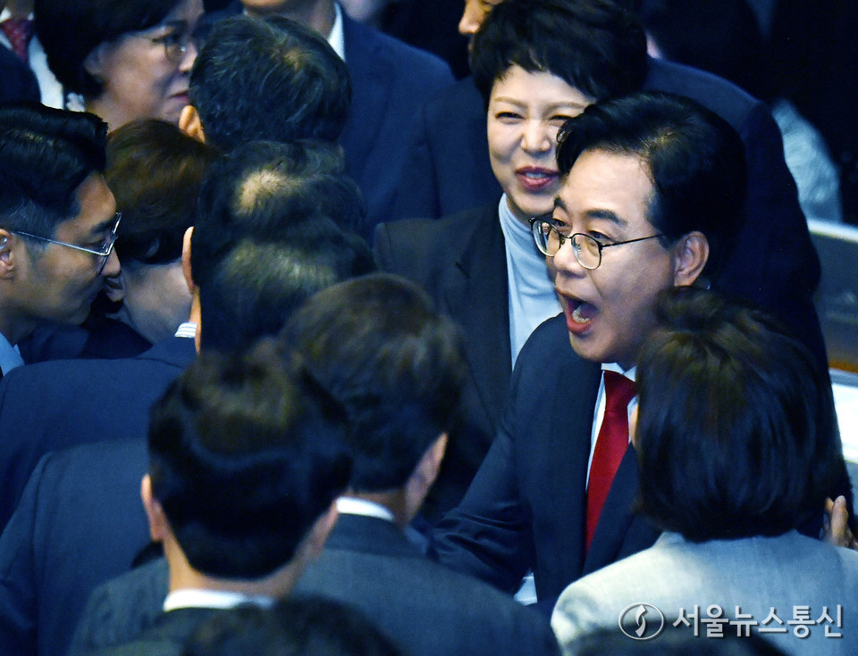 송언석 국민의힘 원내대표가 10일 오전 서울 여의도 국회에서 열린 제429회국회(정기회) 제3차 본회의에서 교섭단체 대표연설을 마친 후 의원들의 격려를 받고 있다. (사진=이민희 기자) 2025.09.10, snakorea.rc@gmail.com , *재판매 및 DB 금지