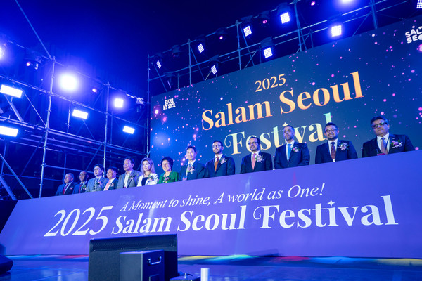 살람서울페스티벌 개막식에 서울시관광협회 조태숙 회장(왼쪽에서 일곱 번째)과 초청 귀빈들이 기념사진을 촬영하고 있다. 사진제공 서울시관광협회 2025.09.10, snakorea.rc@gmail.com , *재판매 및 DB 금지