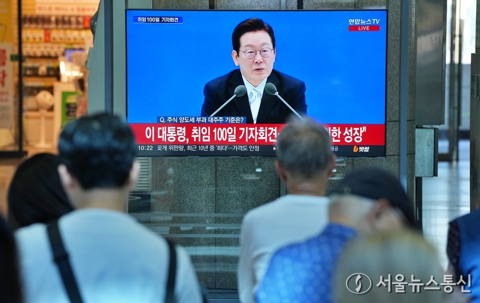 11일 서울 용산역 대합실에서 시민들이 이재명 대통령 취임 100일 기자회견을 시청하고 있다. (사진=이성현 기자) 2025.09.11, snakorea.rc@gmail.com , *재판매 및 DB 금지