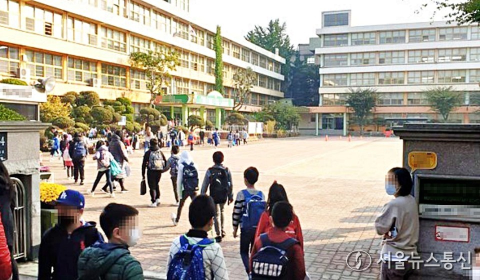 서울의 한 초등학교에 학생들이 등교하고 있다. (사진은 기사와 무관) / 사진 = 서울뉴스통신 DB