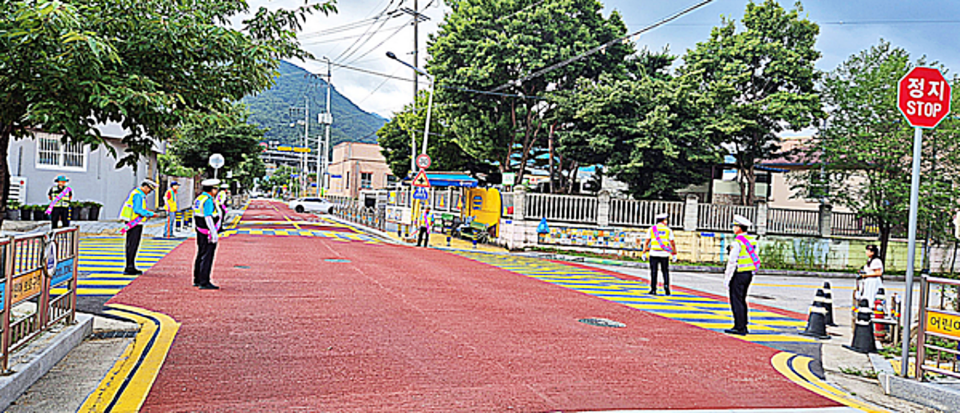 서울의 한 초등학교에 학생들이 등교하고 있다. (사진은 기사와 무관) / 사진 = 서울뉴스통신 DB