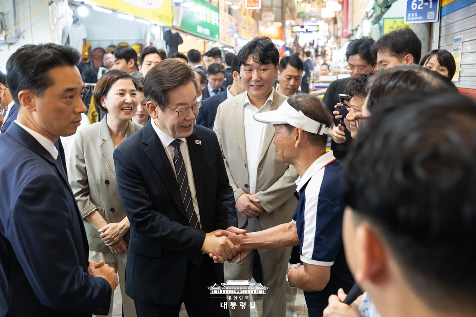이재명 대통령이 5일 인천 용현시장을 방문해 민생회복 소비쿠폰 민심 청취 등을 하며 상인들과 인사하고 있다. (2025.09.05) / 사진 = 대통령실 제공) 