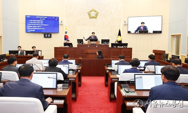 밀양시의회 제267회 임시회 제1차 본회의에서 의안을 처리하고 있는 모습.