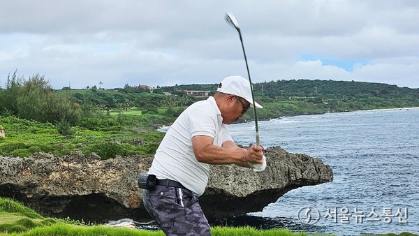 티웨이항공이 운항하는 북마리아나제도 사이판 골프장에서 한 골퍼가 아이언 티샷을 하고 있다. (사진 이민희 기자) 2025.09.12, snakorea.rc@gmail.com , *재판매 및 DB 금지