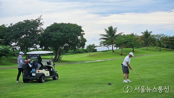 코럴 오션 리조트 사이판은 사이판 유일의 7300야드의 LPGA 규격 코스(18홀)를 보유하고 있다. 관광객이 세컨샷을 준비하고 있다. 사진 이민희 기자 2025.09.14, snakorea.rc@gmail.com , *재판매 및 DB 금지