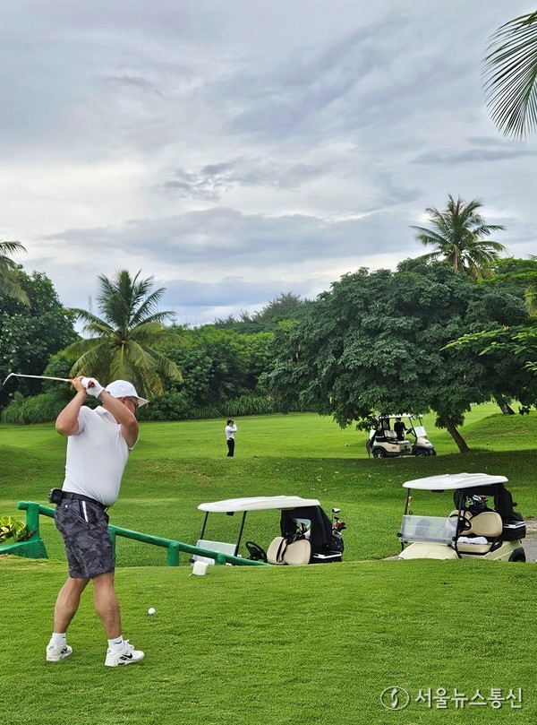 코럴 오션 리조트 사이판은 사이판 유일의 7300야드의 LPGA 규격 코스(18홀)를 보유하고 있다. 관광객이 드라이버 티샷을 준비하고 있다. 사진 이민희 기자 2025.09.14, snakorea.rc@gmail.com , *재판매 및 DB 금지