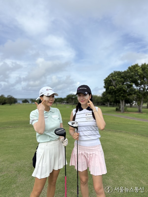 전 JTBC 골프 아나운서인 장새별이 코랄 오션 리조트 사이판에서 라운딩 중 사진을 찍고 있다. 장새별은 현재 뉴스타홀딩스의 대표로서 맹 활약중이다. 사진제공 잔디밥TV 2025.09.14, snakorea.rc@gmail.com , *재판매 및 DB 금지