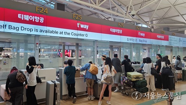 인천공항 내 티웨이항공 사이판 발권 라인에서 승객들이 짐을 붙이기 위해 줄을 서고 있다. 사진 이민희 기자 2025.09.14, snakorea.rc@gmail.com , *재판매 및 DB 금지