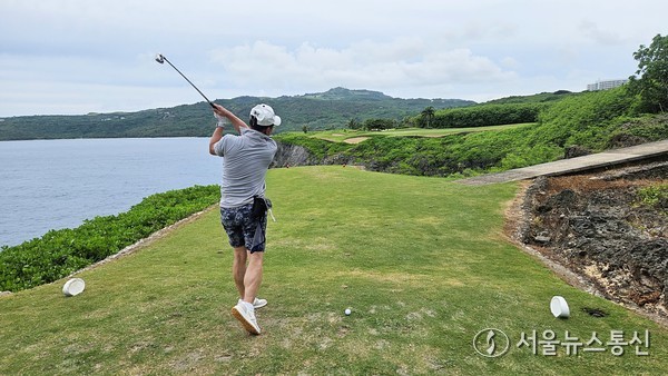 사이판 라오라오베이 골프 코스에서 한 골퍼가 티샷 전 스윙을 연습하고 있다. 사진 이민희 기자 2025.09.14, snakorea.rc@gmail.com , *재판매 및 DB 금지