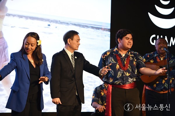 은호상 괌정부관광청 한국마케팅위원회장(가운데)과 레진 비스코 리 괌정부관광청장(왼쪽)이 12일 서울 반얀트리클럽앤스파서울에서 열린 ‘2025 괌 관광청 로드쇼’행사에서 괌 전통춤을 추고 있다. 사진 이민희 기자 2025.09.15, snakorea.rc@gmail.com , *재판매 및 DB 금지