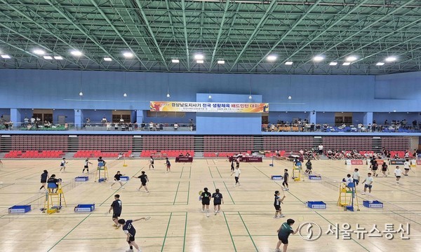 밀양시배드민턴경기장에서 열린 제39회 경상남도지사기 전국 생활체육 배드민턴대회 장면