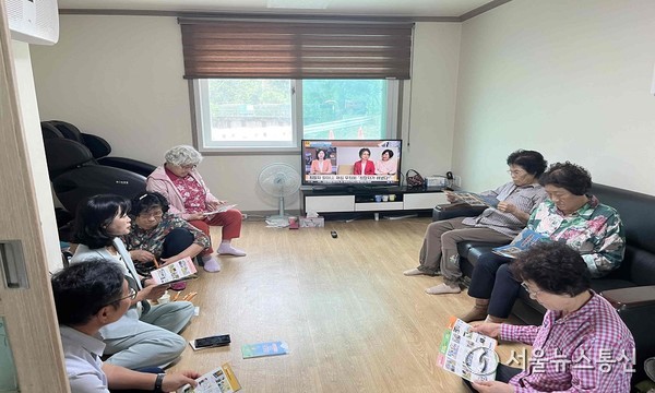 안선미 밀양시 하남읍장이 하남읍 은산경로당을 방문해 어르신들에게 재난 발생 시 행동 요령을 안내하고 있다.