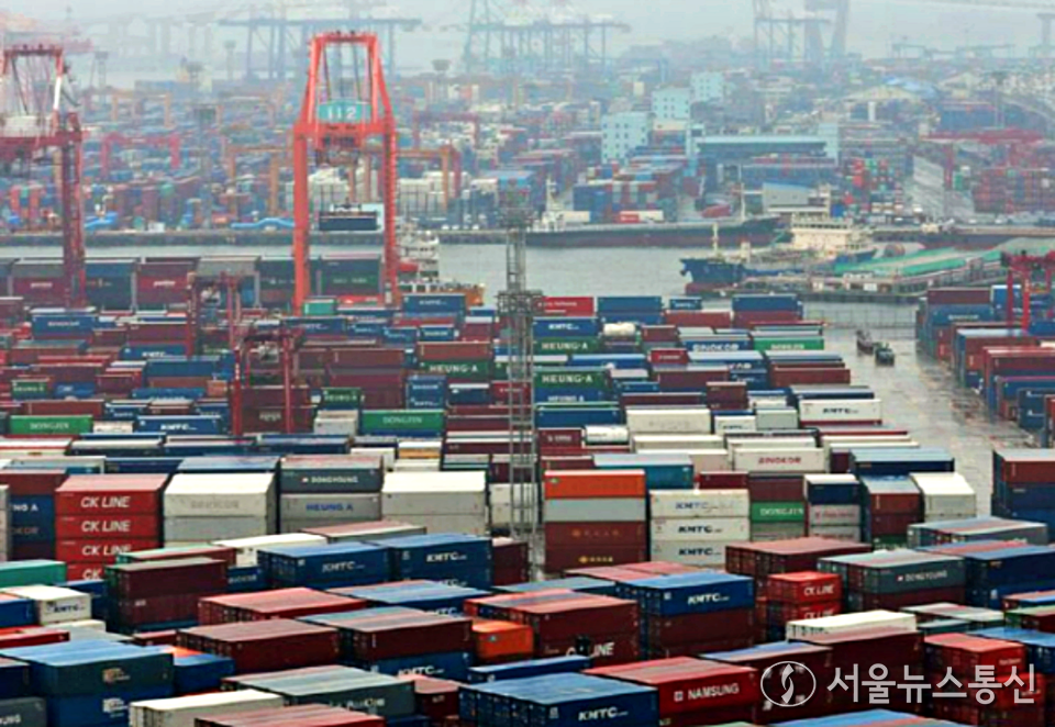 부산 남구 신선대및 감만부두 야적장에 컨테이너가 쌓여 있다. / 사진 = 서울뉴스통신 DB
