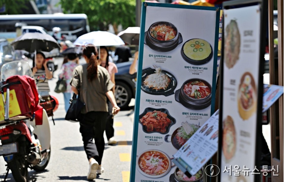 지난 10일 서울 시내 가로수길에 시민들이 길을 걷고 있다. (2024.07.10) / 사진 = 서울뉴스통신 이성현 기자
