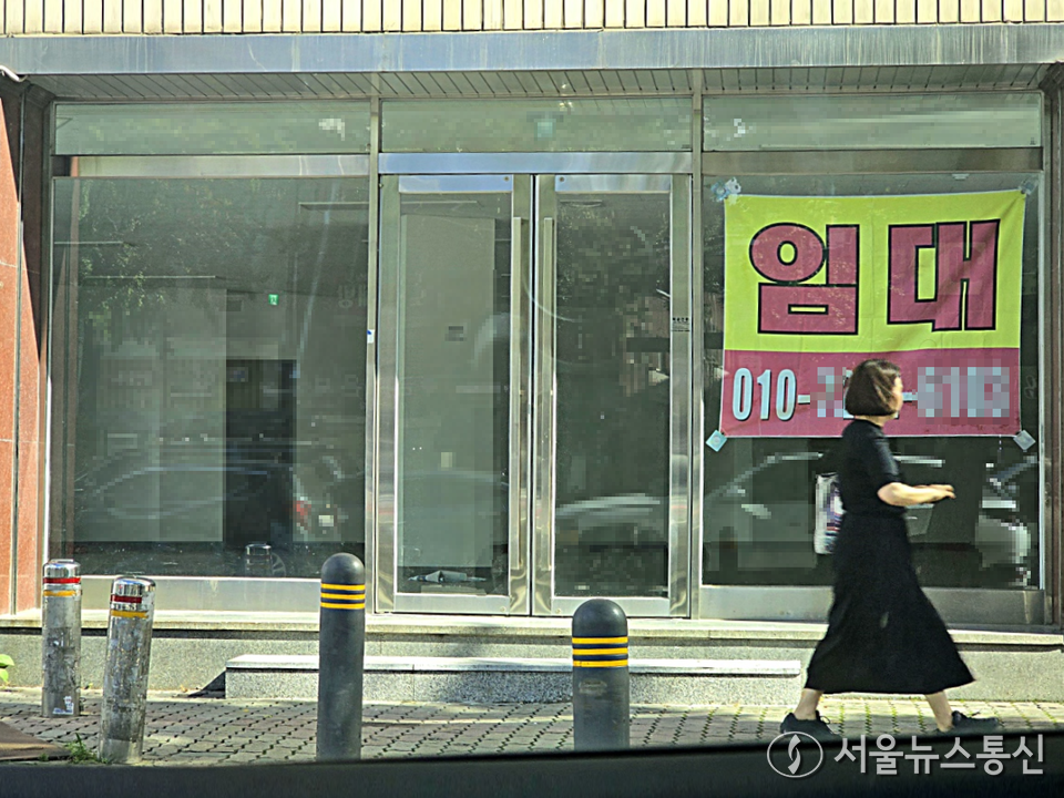 사진은 서울 시내 한 상가에 임대 안내문이 부착되어 있다. (2025.07.31) / 사진 = 서울뉴스통신 이성현 기자