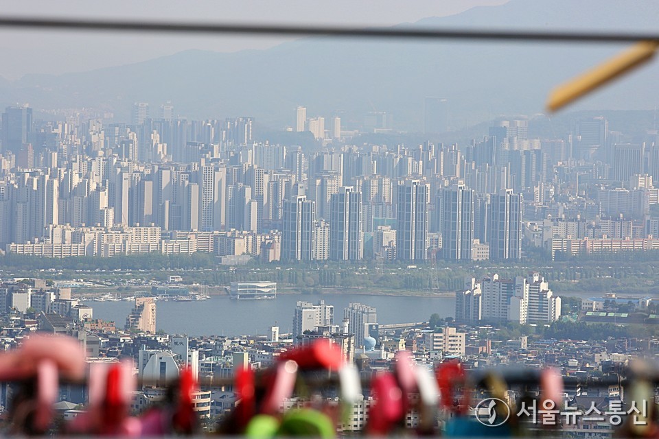 서울 용산구 한강변에 위치한 760세대 규모 아파트 관사를 두고 일부 군 간부들이 근무지 이동 후에도 퇴거하지 않고 벌금을 내며 거주를 이어가 논란이 되고 있다. (아파트_2025.04.29) / 사진 = 서울뉴스통신 이성현 기자