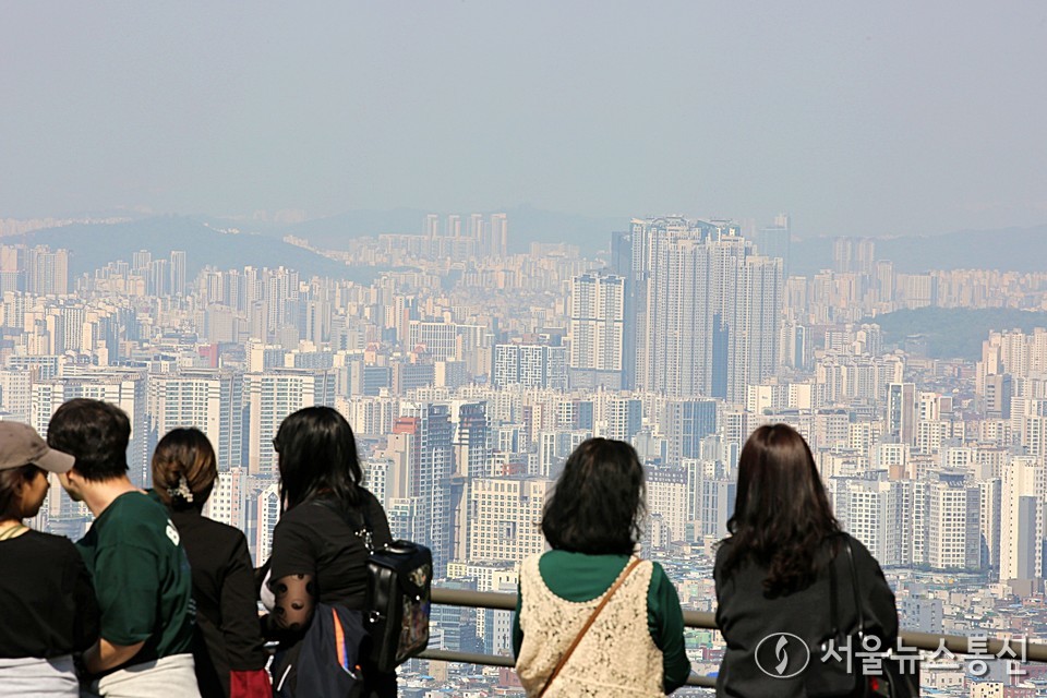 수도권과 규제지역 내 주택담보대출 한도를 최대 6억원으로 제한하는 이른바 ‘6·27 대출 규제’가 시행되면서 청약 시장이 사실상 현금 부자 중심으로 재편되고 있다. (아파트_2025.04.29) / 사진 = 서울뉴스통신 이성현 기자