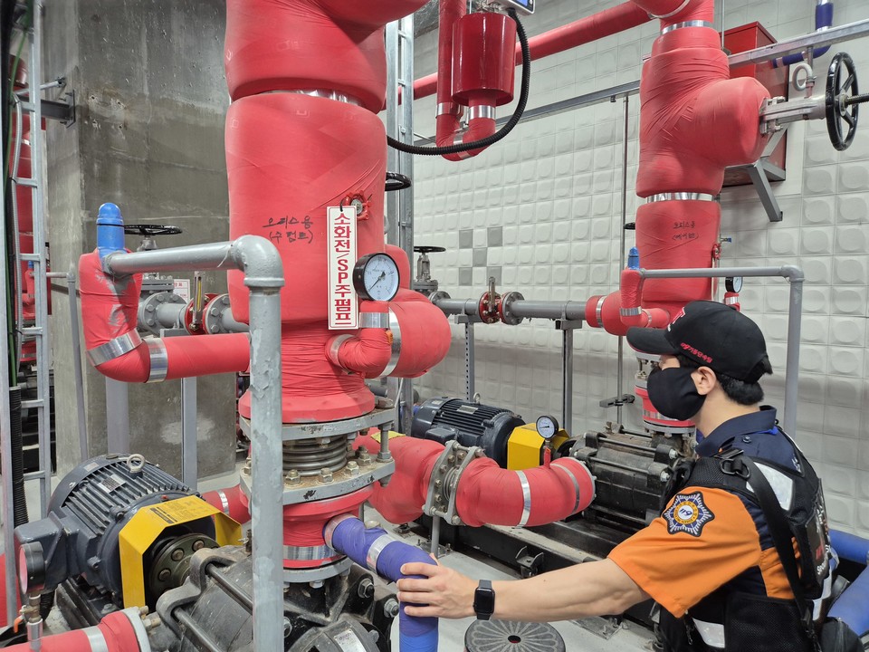 다중이용시설 소화펌프 점검 (사진=서울소방재난본부 제공) 2025.09.17, snakorea.rc@gmail.com , *재판매 및 DB 금지