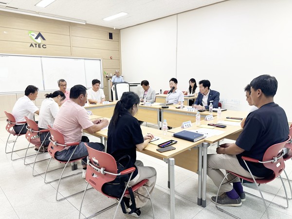 경남도는 17일 농업기술원에서 ‘딸기 우량모주 생산․보급 협의체’ 회의를 열고 2026년 딸기우량모주 지원사업의 적정가격 지정 및 지원방안을 논의하였다.