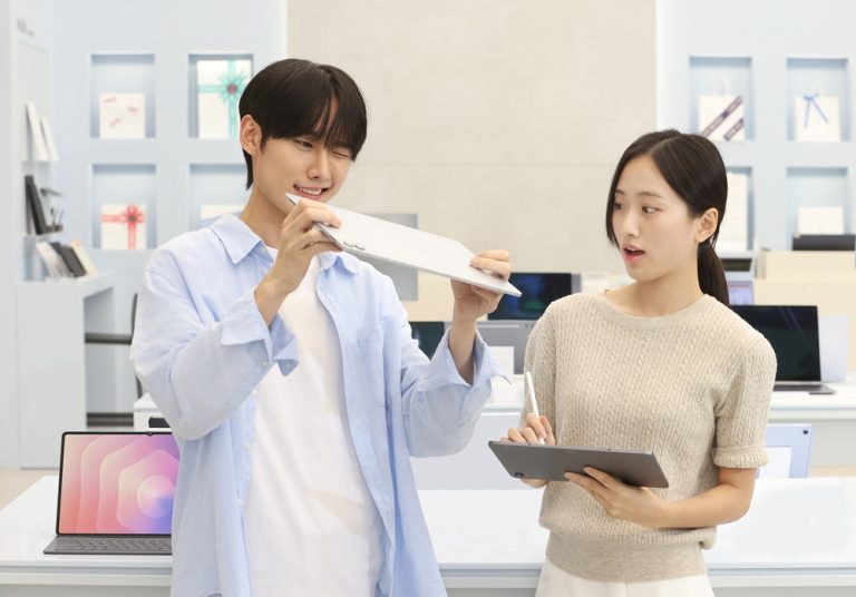 삼성전자 모델이 19일 국내 출시하는 ‘갤럭시 탭 S11 시리즈’의 슬림한 디자인과 새롭게 바뀐 ‘S펜’을 체험하는 모습 (사진=삼성전자 제공) 2025.09.18, snakorea.rc@gmail.com , *재판매 및 DB 금지